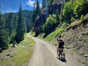 Contouring gravel traverse in gravel bike.