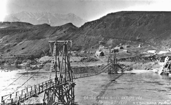 Copperfield footbridge across Snake River, 1916.